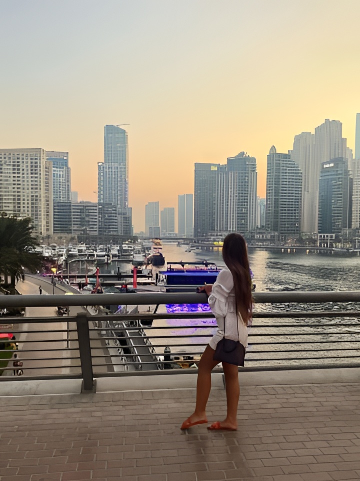 Сарра привлекательная девушка из Крестовки цена от 4000 руб