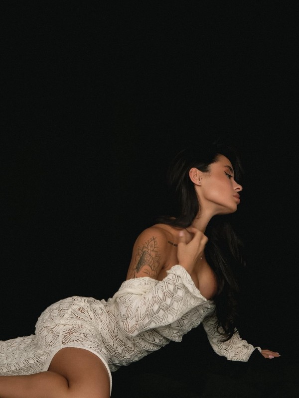 Надюша привлекательная девушка из Крестовки цена от 8000 руб